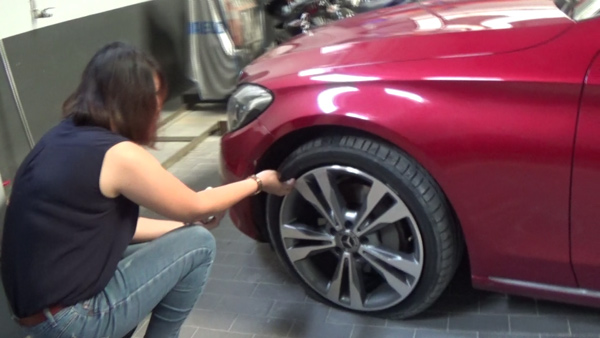 Mercedes C250 đi chưa đầy 5 tháng thì nổ lốp: Đại lý xe nói gì? - 1