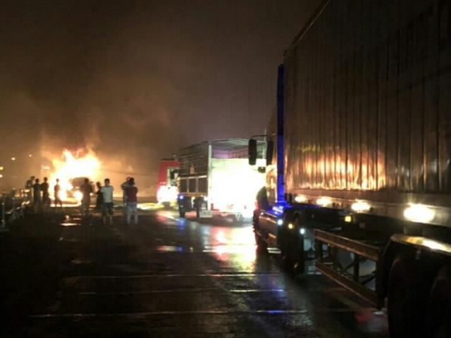 Tin Đà Nẵng - Cháy xe đầu kéo, đường tránh nam Hải Vân - Đà Nẵng tắc nghẽn