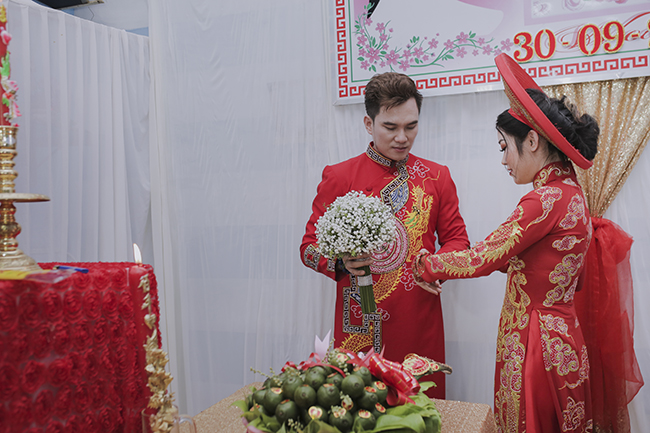 "Ông vua sân khấu hội chợ" trao nhẫn cưới cho cô dâu. Cả hai có 1 năm yêu nhau trước khi quyết định về chung 1 nhà.