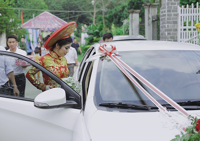 Khác với nhiều đám cưới của những nghệ sĩ khác, ngày vui của Lâm Chấn Huy và vợ 9X khá bình dân, không siêu xe, váy cưới tiền tỷ. 