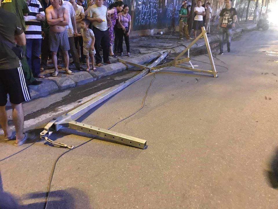 Vụ mẹ đơn thân tử vong vì thanh sắt rơi giữa phố: Bé gái hỏi mẹ, khóc một mình - 1