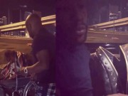 Thể thao - Tiền để &quot;chật túi&quot;: Mayweather dừng xe cho người đàn ông 23 triệu đồng