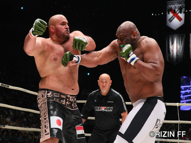 Choáng váng siêu đại chiến MMA 300kg: Vừa đấm vừa thở dốc