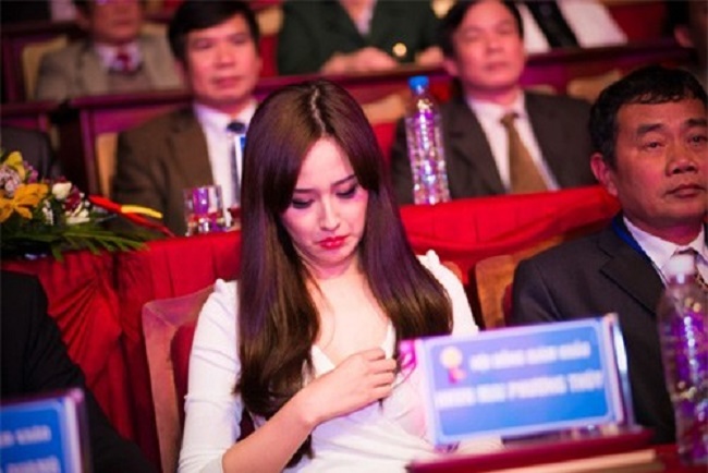 Nổi tiếng ưa chuộng phong cách sexy, Mai Phương Thúy đôi lần phải chỉnh lại váy áo chốn đông người.