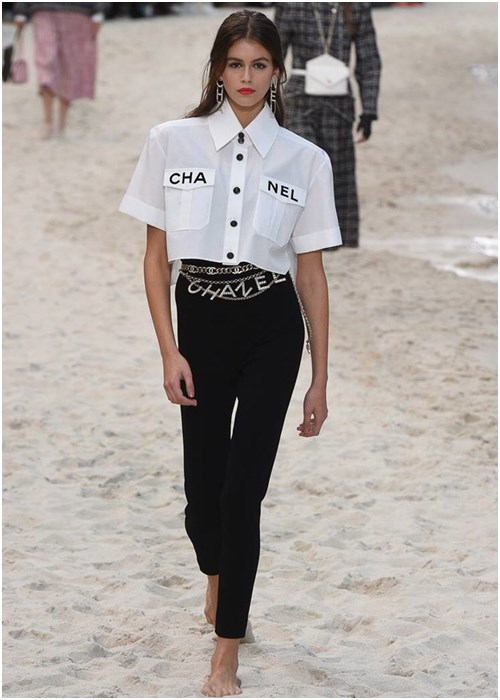 Chanel chứng minh thời trang cầu kỳ vẫn hợp để đi biển - 1