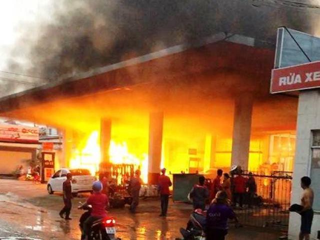 Hé lộ nguyên nhân cây xăng ở Sài Gòn cháy kinh hoàng, nhiều người tháo chạy
