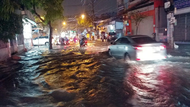 Đường Sài Gòn ngập như sông sau mưa, người dân trắng đêm tát nước - 1