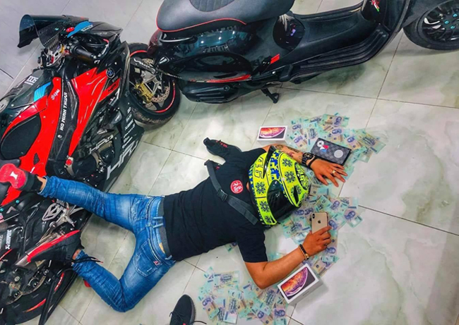 Ngã đập mặt vào đống tiền là có thật.