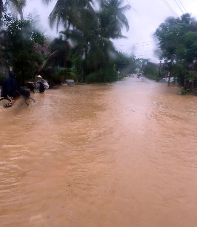 Bình Định xuất hiện lũ, giao thông bị chia cắt sau 2 ngày mưa như trút nước - 1