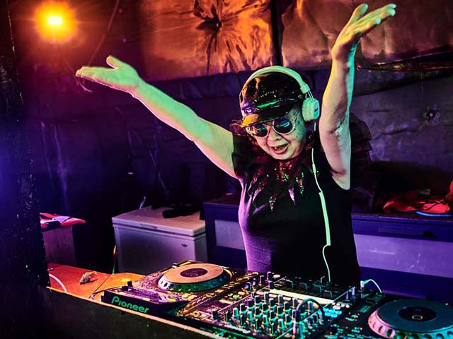 Nữ DJ tuổi ”xưa nay hiếm” có trình chơi nhạc đến giới trẻ cũng phải nể