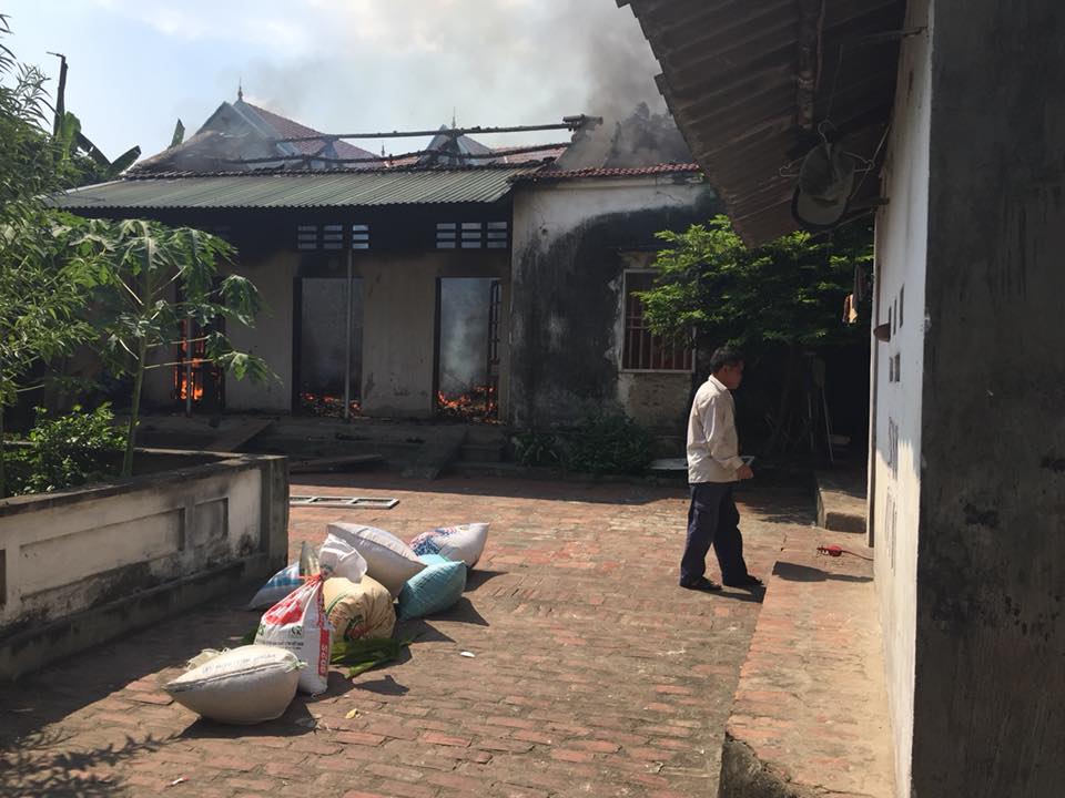 Nam thanh niên say rượu, đốt nhà xong gọi hàng xóm dập lửa rồi lăn ra ngủ - 1
