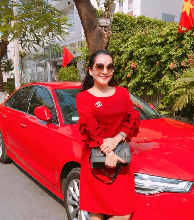 Bà xã Bình Minh tự tin tạo dáng bên chiếc xế hộp tiền tỷ &#34;ton sur ton&#34; với bộ trang phục hàng hiệu.