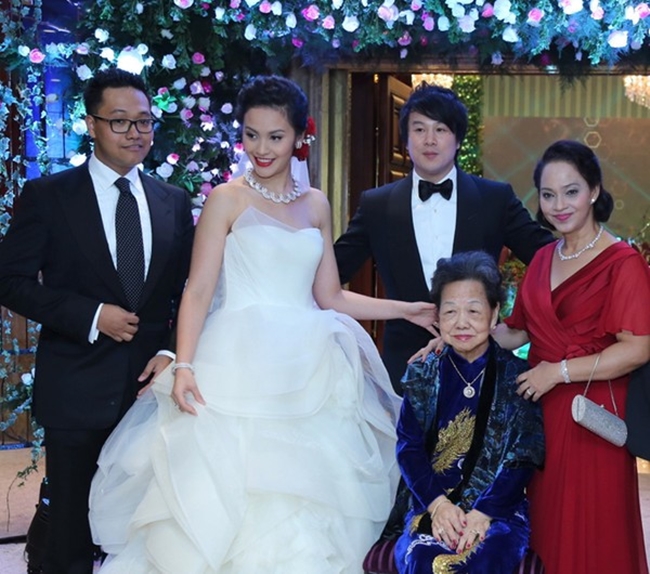 Đám cưới của nhạc sĩ Thanh Bùi và vợ là Trương Huệ Vân vào năm 2013 từng gây chú ý trong dư luận vì sự bí ẩn về gia thế của cô dâu.