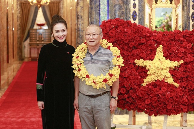 Sảnh khách sạn 6 sao sang trọng và xa hoa của gia đình Trương Huệ Vân.