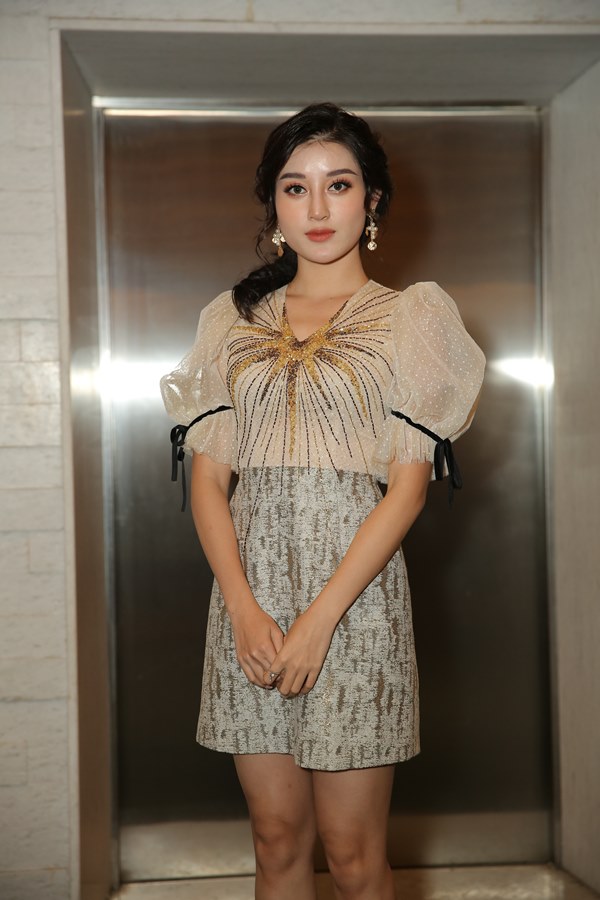 Huyền My xuất hiện với gương mặt khác lạ tại đám cưới Lan Khuê - 2