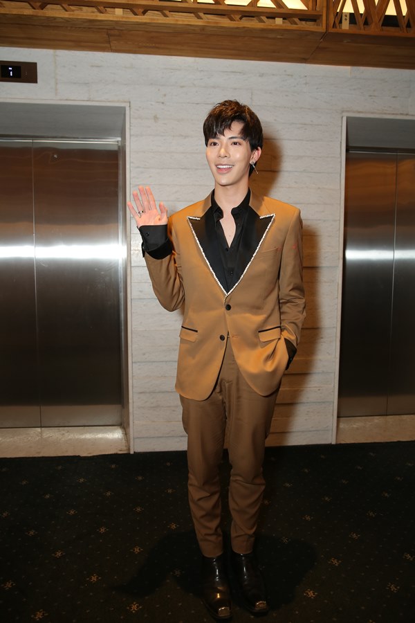 Huyền My xuất hiện với gương mặt khác lạ tại đám cưới Lan Khuê - 2