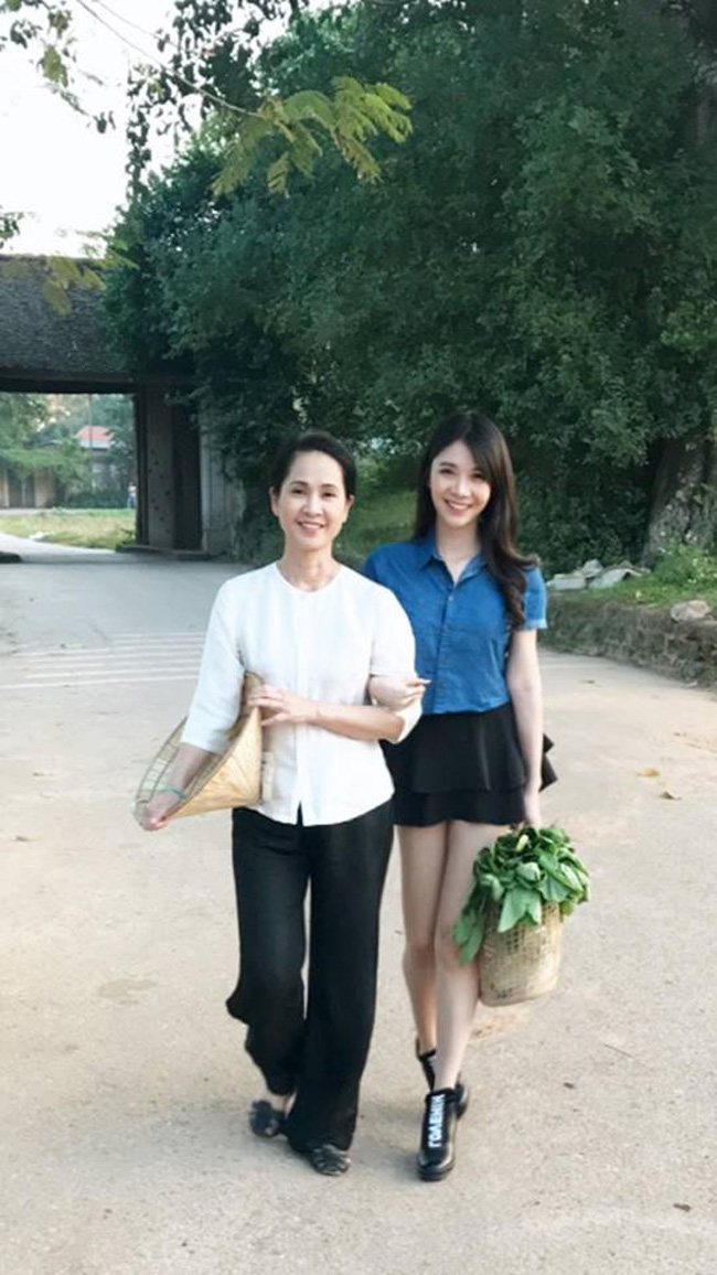 Cô được mời đóng trong MV ca nhạc, diễn xuất cùng "mẹ chồng" Lan Hương.