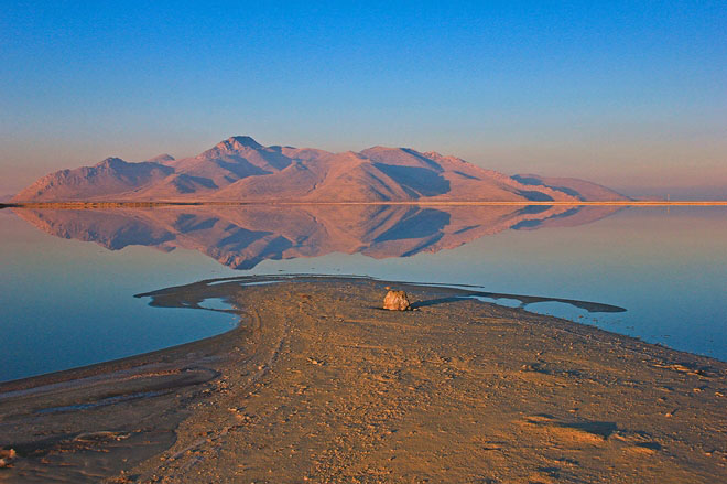 Vẻ đẹp kỳ diệu của hồ muối hai màu xanh - đỏ dị nhất thế giới - 1