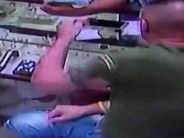 Phi thường - kỳ quặc - Bị phát hiện ăn trộm kim cương, liền nuốt ngay vào bụng