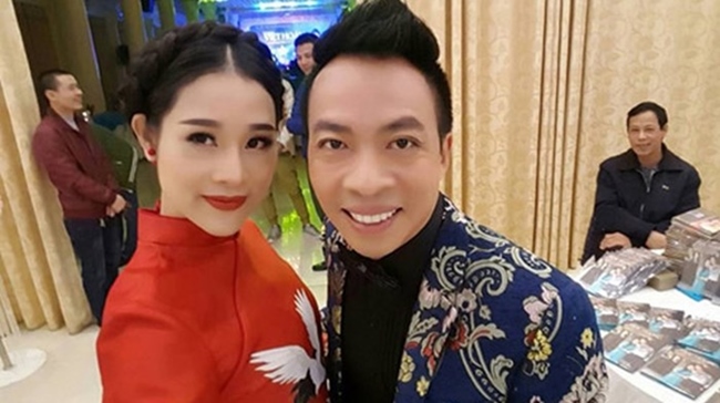 NSƯT Việt Hoàn bên vợ kém 18 tuổi. Bà xã nam ca sĩ sinh năm 1967 tên Hoa Trần, sinh năm 1985. Cô cũng hoạt động trong làng giải trí với vai trò ca sĩ.