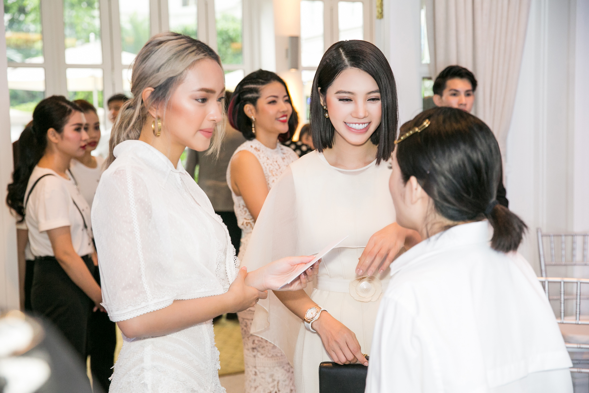 Tiểu thư nhà giàu Jolie Nguyễn đọ sắc vóc bên hội chị em &#34;sang, xịn, mịn&#34; - 3