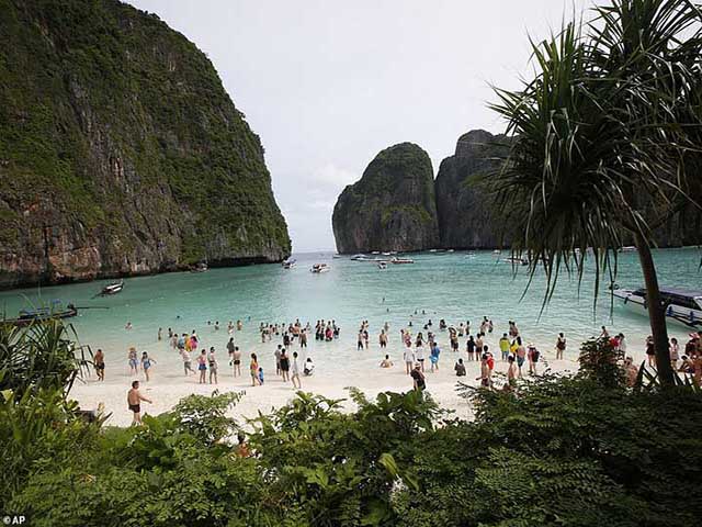 Du khách la ó phản đối đóng cửa bãi biển nổi tiếng nhất Thái Lan - 1