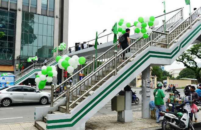 Khuyến khích người dân di chuyển qua đường trên Cầu bộ hành xanh - 1