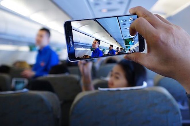 Khuyến cáo việc sử dụng điện thoại và thiết bị điện tử xách tay trên máy bay - 1