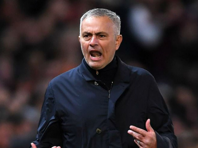 MU ngược dòng: Mourinho chê học trò yếu đuối & bị nghi chửi phóng viên