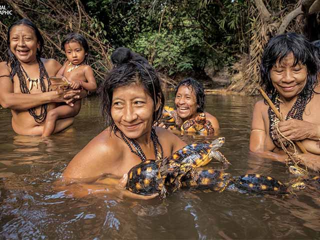 Thế giới - NÓNG nhất tuần: Ảnh hiếm về bộ lạc ít người nhất hành tinh