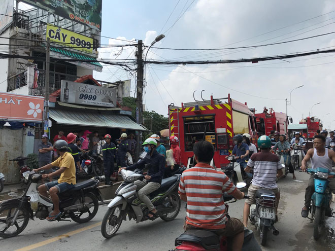 Nhiều người tháo chạy khỏi đám cháy dưới chân cầu ở Sài Gòn - 2