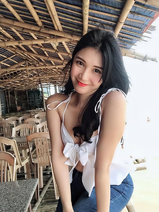 Trong khoảng thời gian này, Thanh Bi liên tục trở thành tâm điểm của dư luận từ tuyên bố chia tay bạn trai, khoe cát xê tiền tỷ cho tới màn livestream trong bữa ăn đêm cùng tuyển U23 khi vừa về nước.