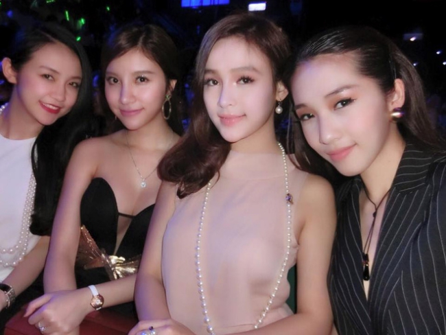 Dù trải qua hai lần sinh nở nhưng vóc dáng vợ Tuấn Hưng vẫn gợi cảm như thưở&nbsp;còn son.&nbsp;