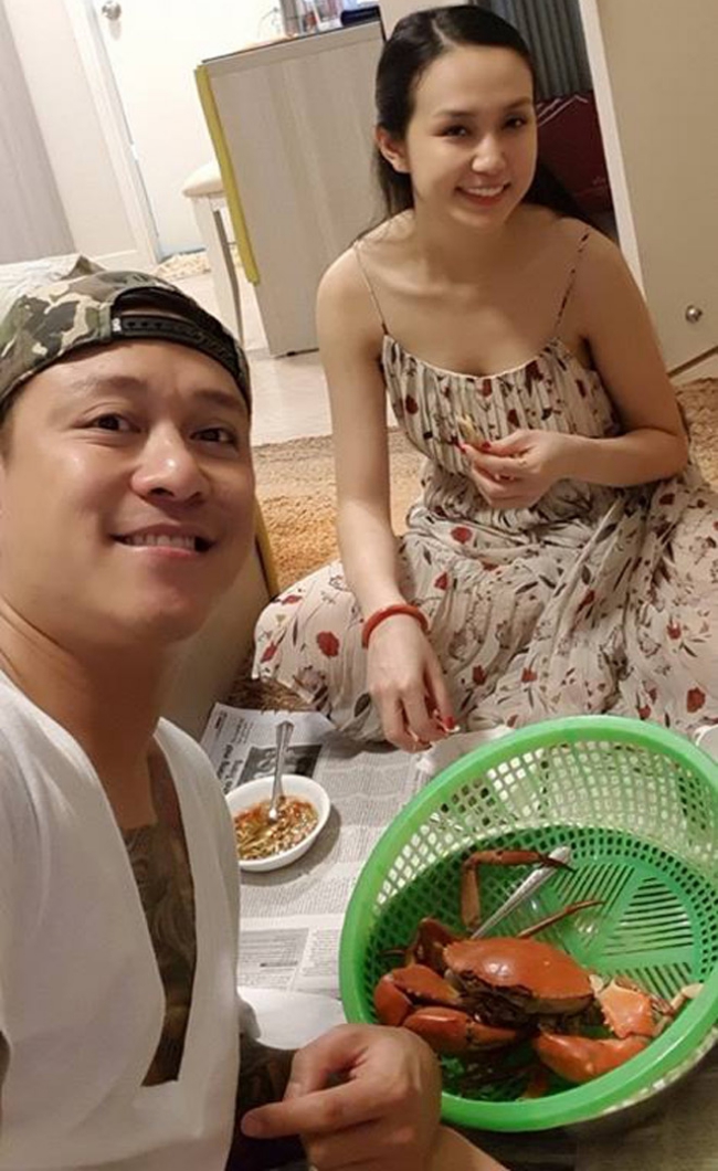 Điểm cộng này của nữ doanh nhân khiến cho Tuấn Hưng rất tự hào về vợ mình. Khi mới cưới, Tuấn Hưng đã từng chia sẻ :&#34;Chúng tôi bắt đầu những bước đi đầu tiên khi chính thức chung sống với nhau. Nàng đã bắt đầu vào bếp. Và bây giờ tôi đã tin vào lời khuyên của Equal Nguyễn: đó là bản năng làm Vợ, làm Mẹ sẽ tự động xuất hiện đúng lúc.