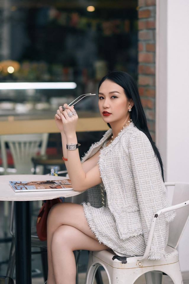 &#34;Nàng không chịu ra đường và muốn đích thân nấu cơm để mình ăn tối rồi đi làm.&nbsp;Gã trai đào hoa&nbsp;này đã gục ngã dưới những điều tưởng chừng vô hại&#34; Tuấn Hưng từng chia sẻ như vậy về vợ.
