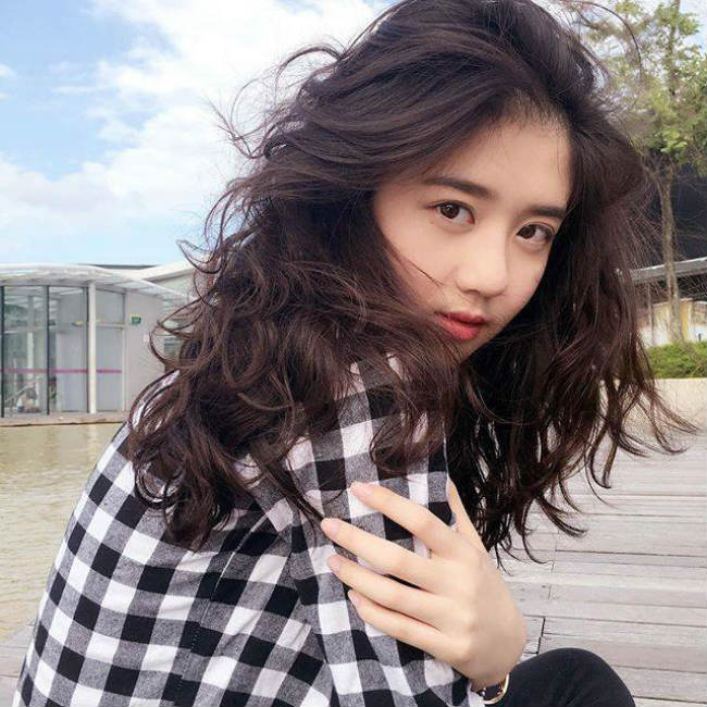 Nhiều người nhận xét rằng, cô mang vẻ đẹp ngây thơ, trong sáng, ngọt ngào, không tỳ vết.
