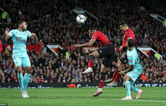 MU thắng hú vía: Sanchez & những siêu anh hùng giải cứu Mourinho là ai? - 2