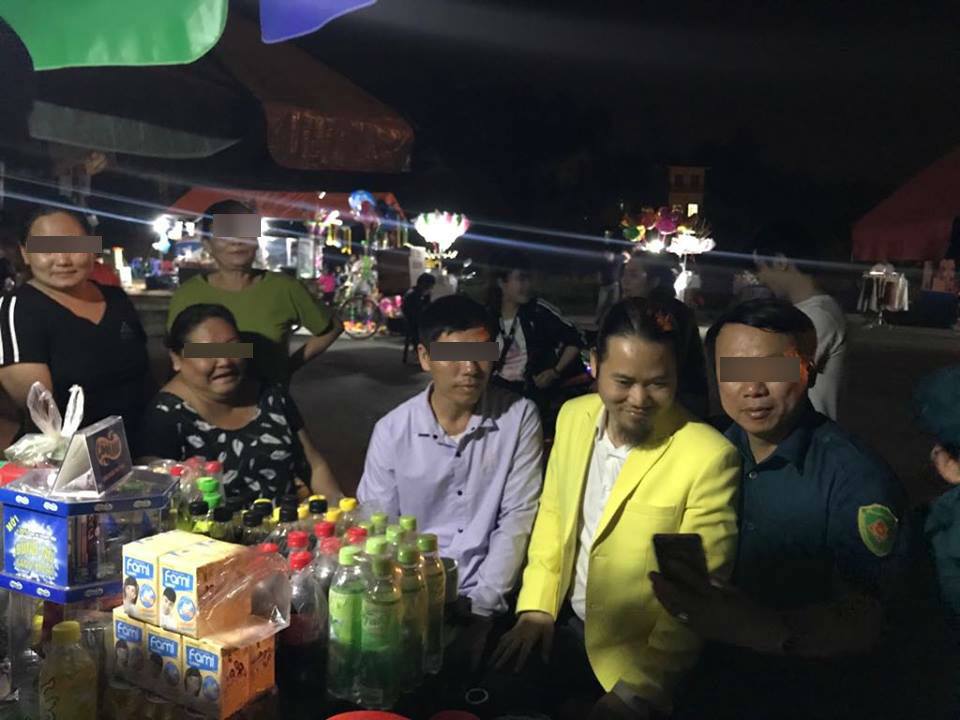 Vượng Râu hát hội chợ bị fan nữ sàm sỡ: &#34;Muốn làm gì tôi thì làm nhưng...&#34; - 6
