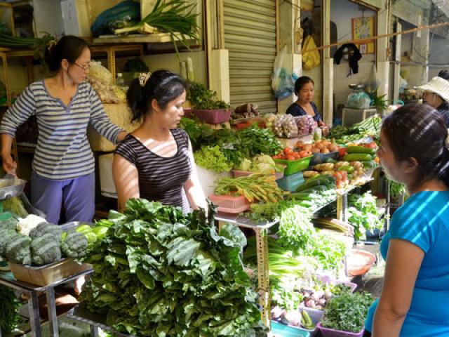 Thị trường - Tiêu dùng - Lo xăng dầu kích giá hàng Tết