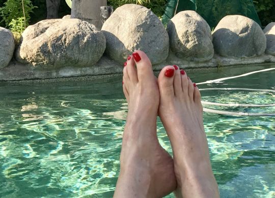 Người phụ nữ kiếm nghìn đô mỗi năm nhờ đăng ảnh chụp đôi chân trên mạng - 3