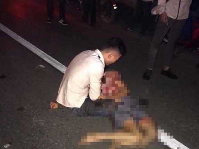 Tin tức trong ngày - Nóng 24h qua: Đau lòng, chồng ngồi ôm thi thể vợ khóc ngất sau vụ tai nạn liên hoàn