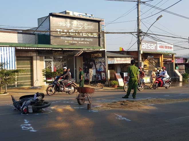 Nóng 24h qua: Đau lòng, chồng ngồi ôm thi thể vợ khóc ngất sau vụ tai nạn liên hoàn - 3