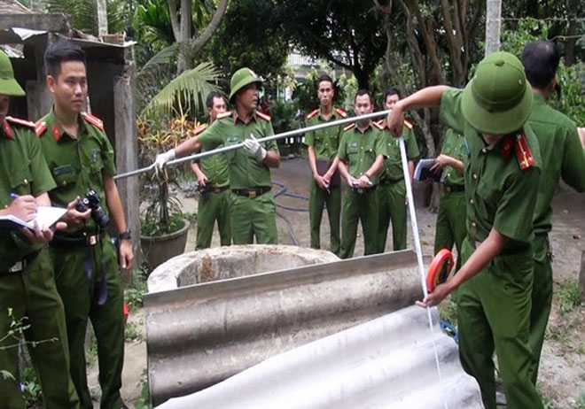 Công an tỉnh Quảng Ngãi khám nghiệm hiện trường điều tra vụ án mạng. Ảnh công an cung cấp