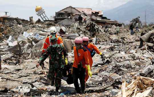 Sóng thần Indonesia: Cận cảnh đất hóa lỏng nhấn chìm cả làng - 1