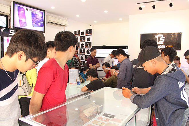 Tấp nập khách hàng chọn mua iPhone 7 Plus dịp khuyến mãi tại Sang Mobile - 1