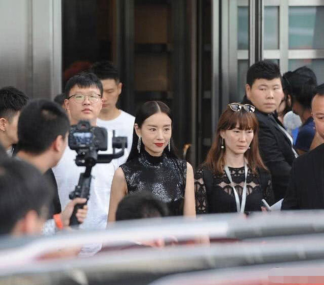 Ngỡ ngàng nhan sắc đời thật của hoàng hậu "hot" nhất màn ảnh - 7