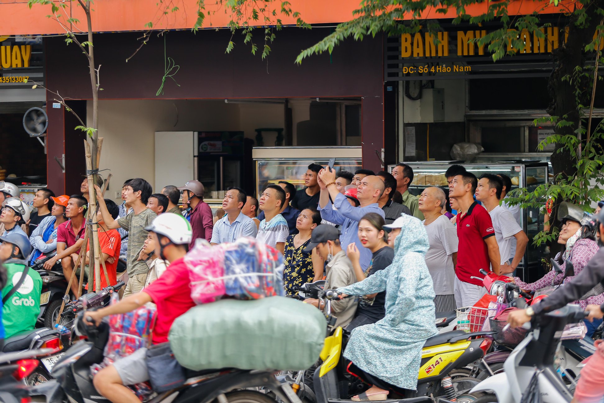 Hà Nội: Đốt vàng mã gây cháy lớn tại quán karaoke trên phố Hào Nam - 11