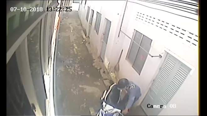 Clip: Hai tên trộm táo tợn vào khu nhà trọ trộm xe máy Exciter - 1