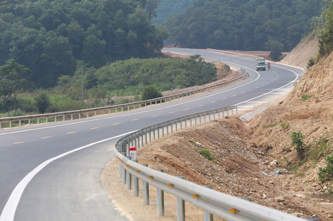 Con đường có chiều dài 25 km theo tiêu chuẩn đường cấp 3 đồng bằng, nền đường rộng 12m, mặt đường rộng 11m. Ngoài ra đoạn đường dẫn cũng nối dài 6,7km lên cao tốc Láng - Hòa Lạc.