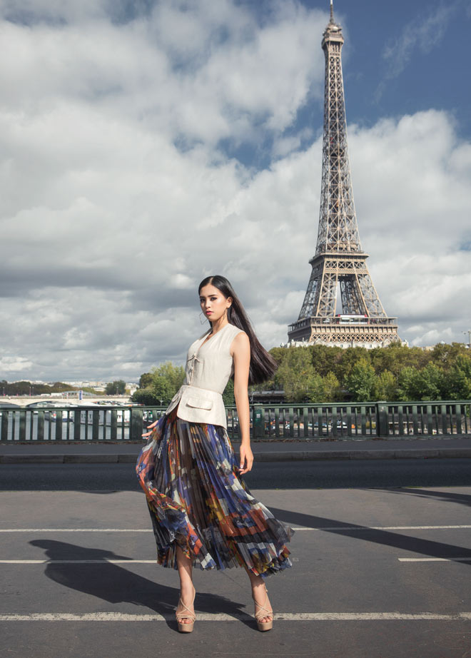 Hoa hậu Trần Tiểu Vy đẹp sang trọng giữa phố Paris - 1